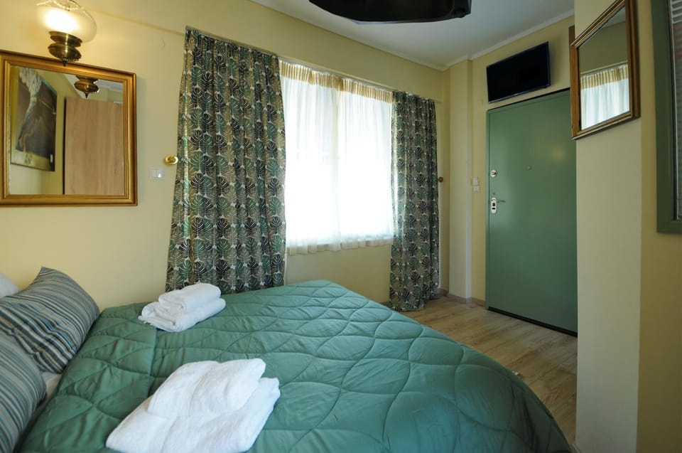 Bed, TV and multimedia, Bedroom