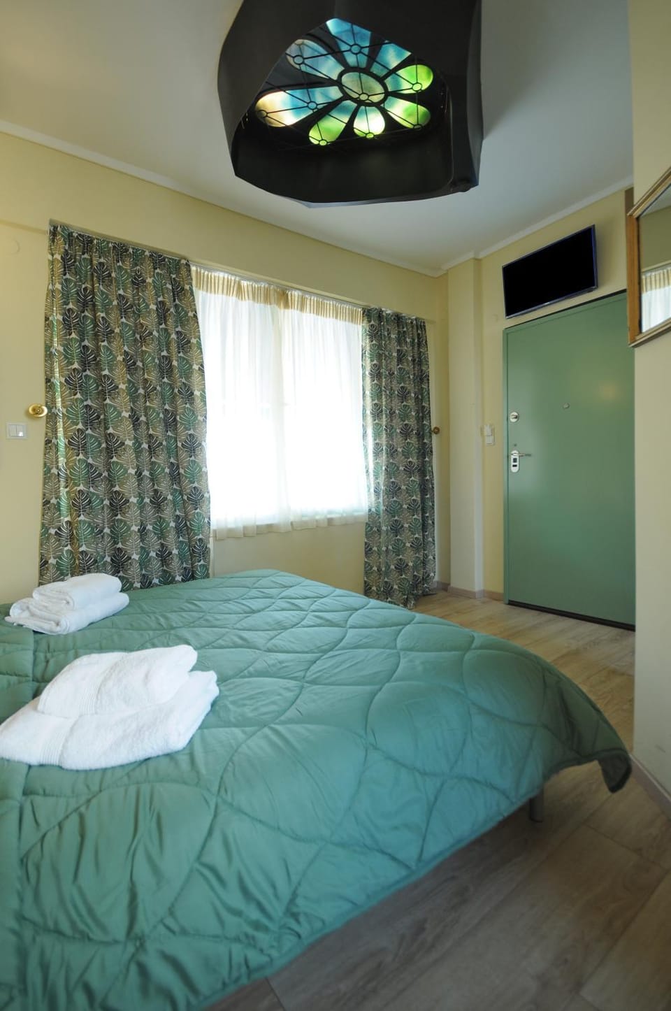 Bed, TV and multimedia, Bedroom
