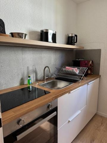 Coffee/tea facilities, Kitchen or kitchenette, stove, toaster