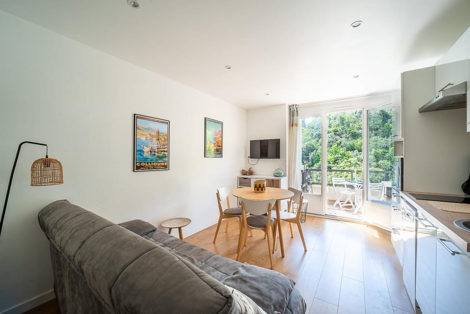 Kitchen or kitchenette, Living room