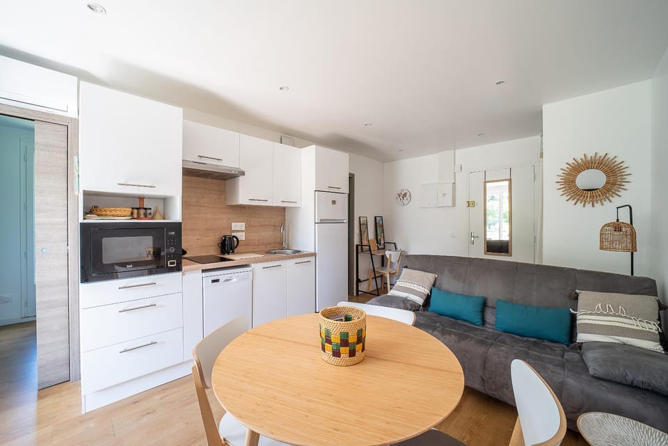 Kitchen or kitchenette, Living room
