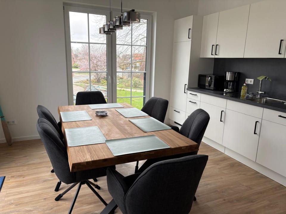 Coffee/tea facilities, Kitchen or kitchenette, Dining area, toaster