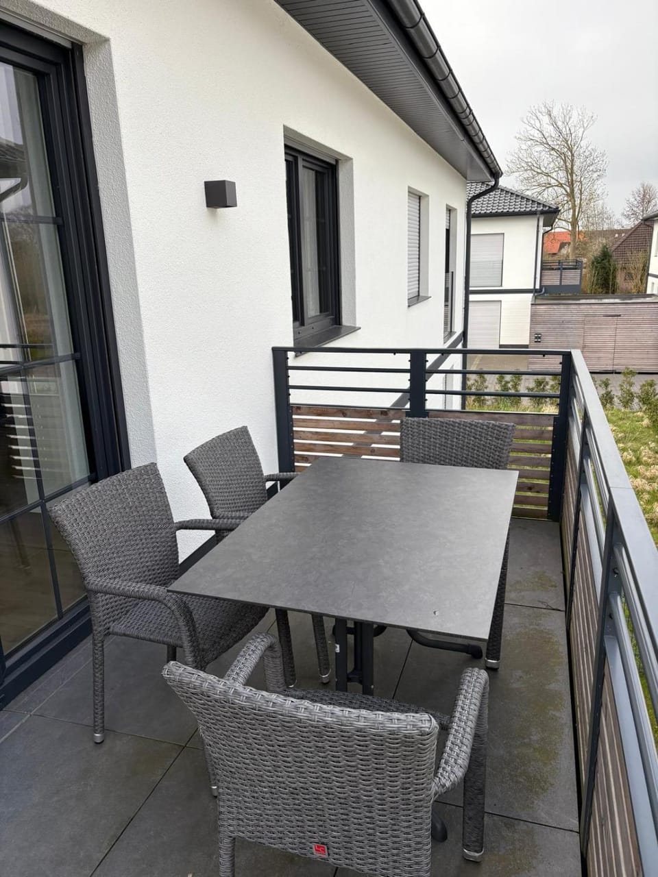 Property building, Day, Balcony/Terrace, Seating area, Dining area