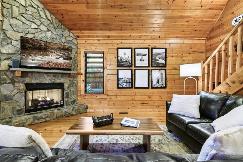 Dotties Place by Beyond Expectations w Hot Tub House in Pittman Center