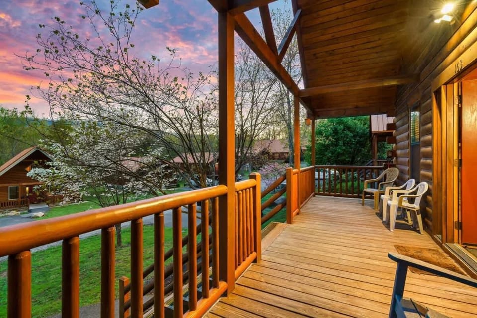 Dotties Place by Beyond Expectations w Hot Tub House in Pittman Center