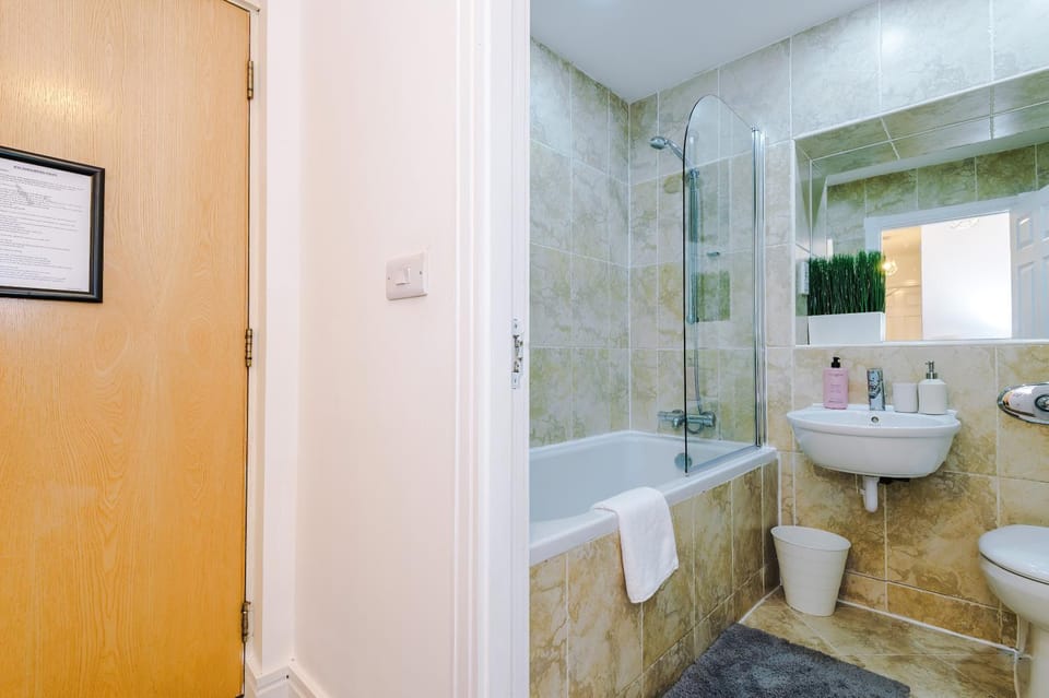 Shower, Toilet, Bathroom, Bath, towels