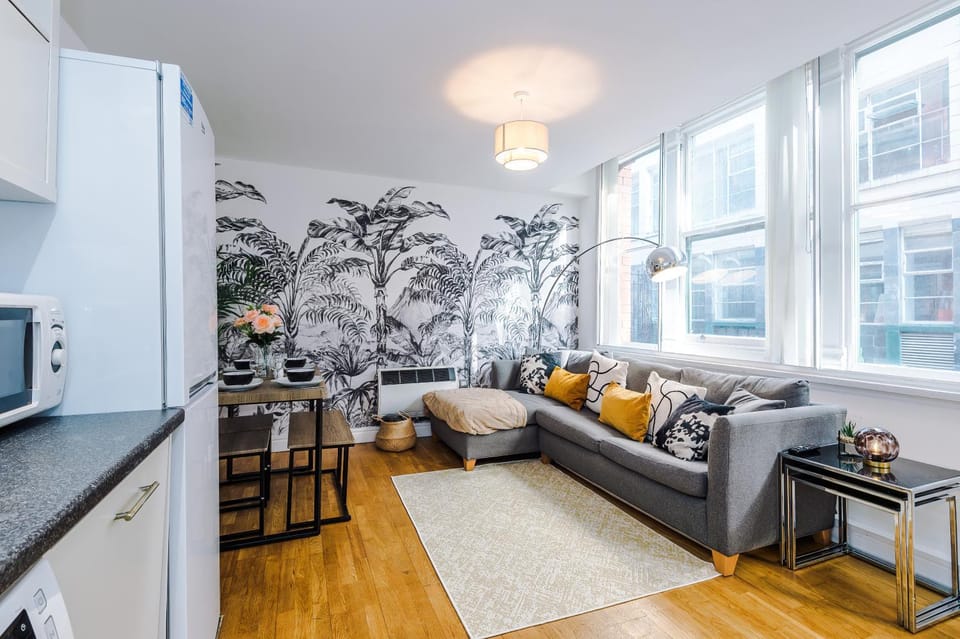 Kitchen or kitchenette, Living room, Seating area, Dining area, oven