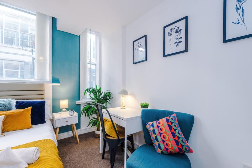 Bed, Photo of the whole room, Seating area, Bedroom