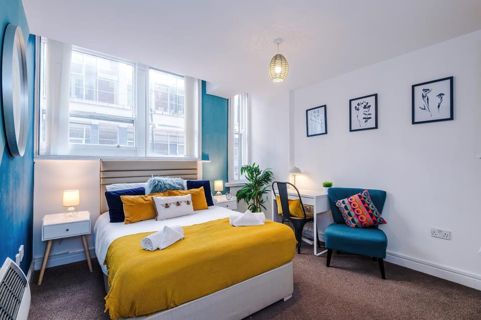 Bed, Photo of the whole room, Seating area, Bedroom, towels