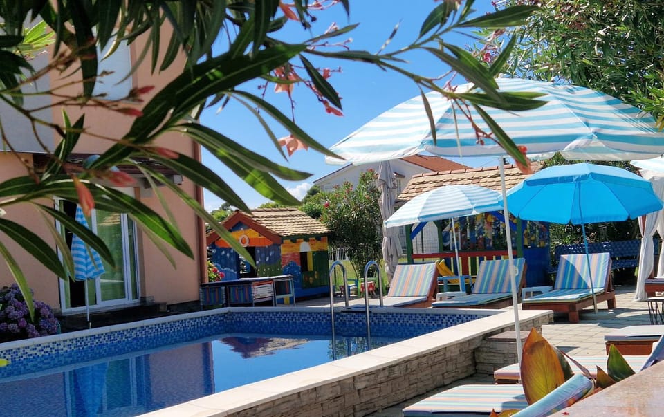 Day, Swimming pool, sunbed