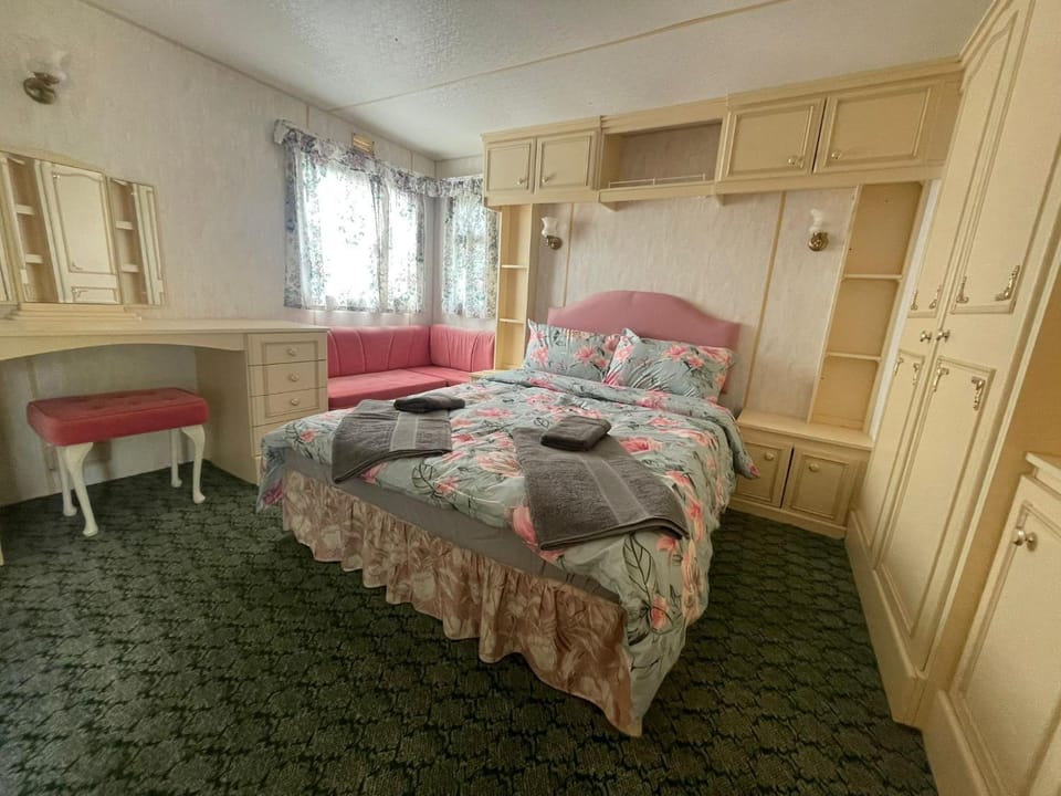 Bed, Bedroom, towels, wardrobe