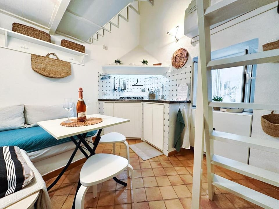 Living room, Seating area, Dining area, air conditioner
