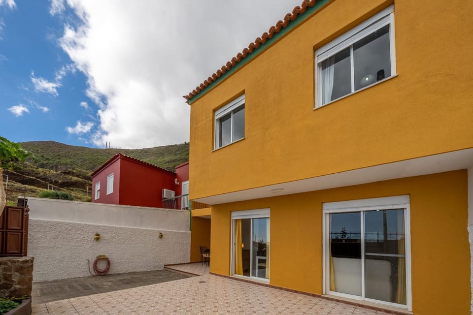 3BR Chalet Valley Moon-Seaviews, Terrace & Parking House in La Palma