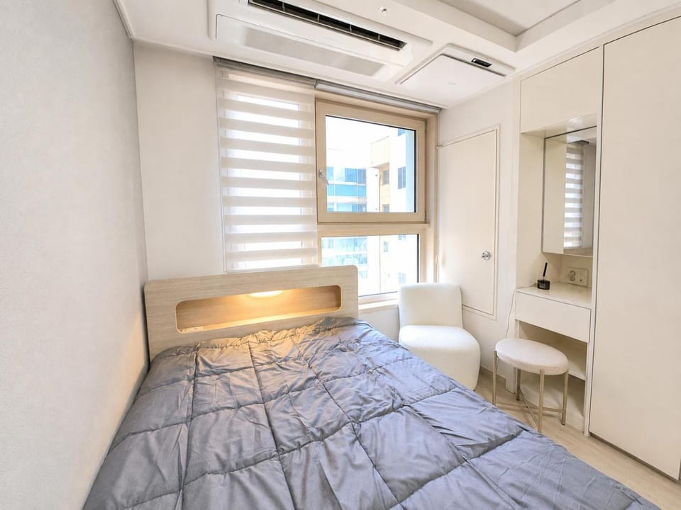 Photo of the whole room, Bedroom, air conditioner