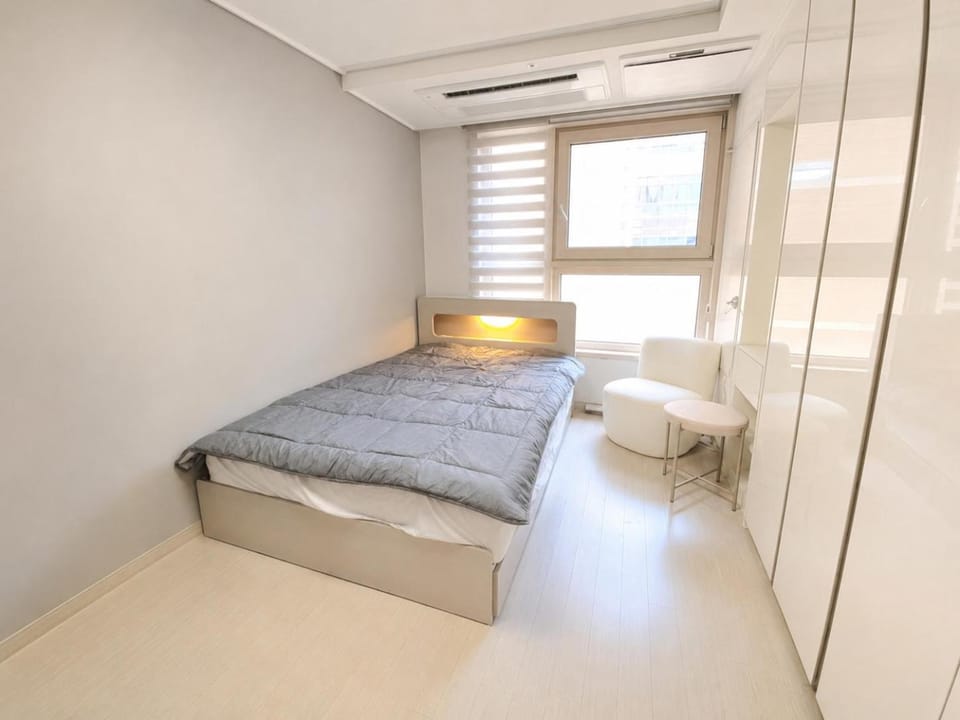 Bed, air conditioner