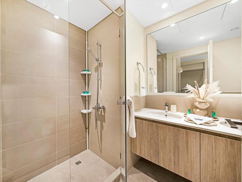 Contemporary Parkfront 2BR Dubai Hills Living Apartment in Dubai