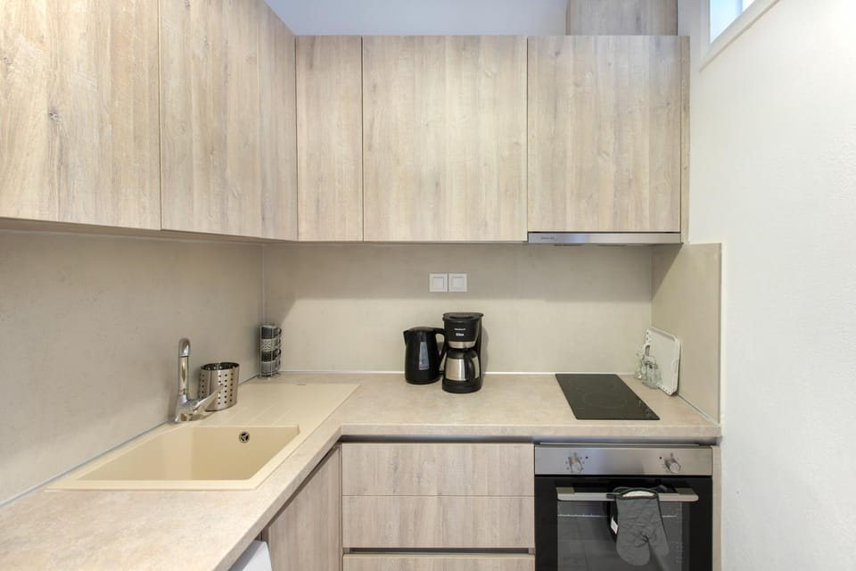 Coffee/tea facilities, Kitchen or kitchenette, stove