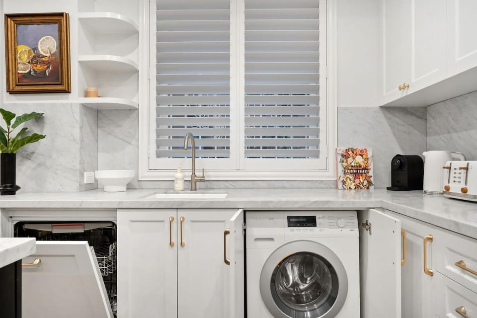 Kitchen or kitchenette, dishwasher, washing machine