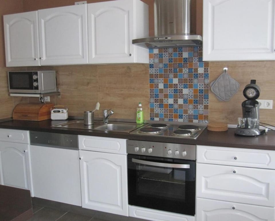 Coffee/tea facilities, Kitchen or kitchenette, dishwasher, stove