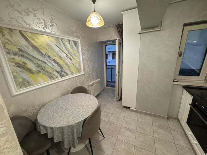 Kitchen or kitchenette, Seating area, Dining area, oven