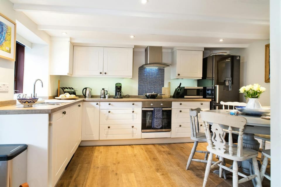 Coffee/tea facilities, Kitchen or kitchenette, microwave, oven, stove, toaster
