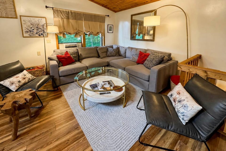 Mtn-View Deck! Maggie Valley Cabin, 8 Mi to Skiing Cabin in Ivy Hill