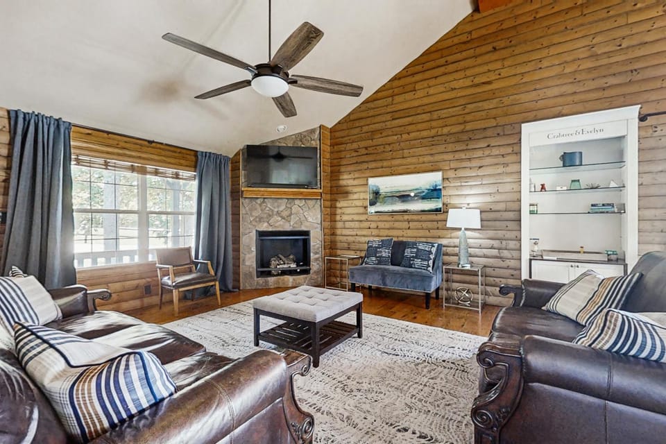 Beaver Lake Pool House House in Beaver Lake