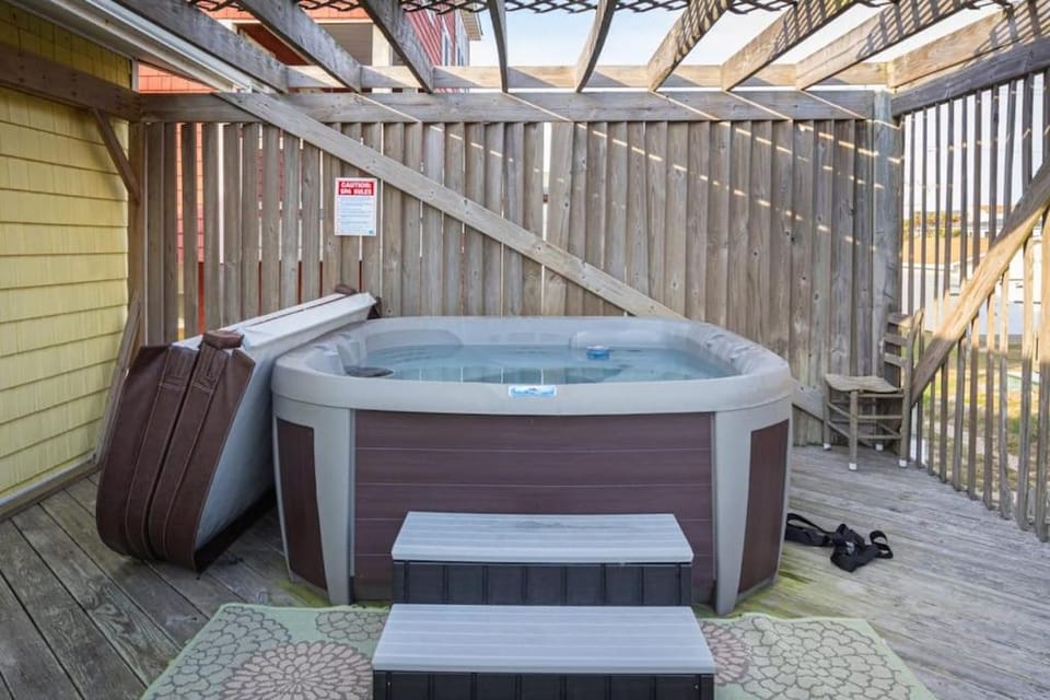 Near Beach Dining & Shops Private Hot Tub House in Kill Devil Hills
