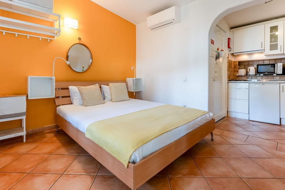 Charming Yellow Studio in Albufeira Apartment in Olhos de Água