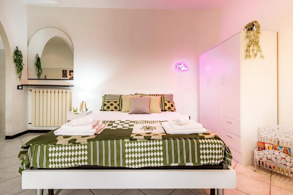 Bed, Photo of the whole room, Bedroom, heating, towels, wardrobe