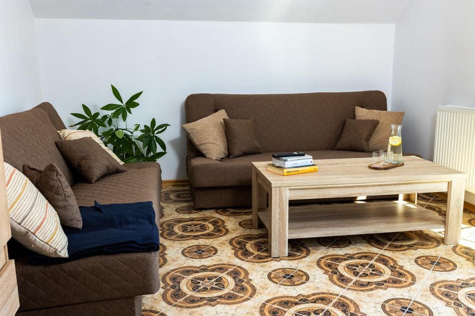 Photo of the whole room, Seating area