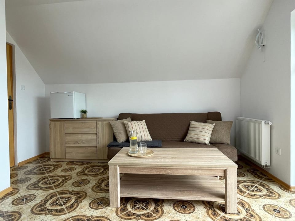 Photo of the whole room, Seating area