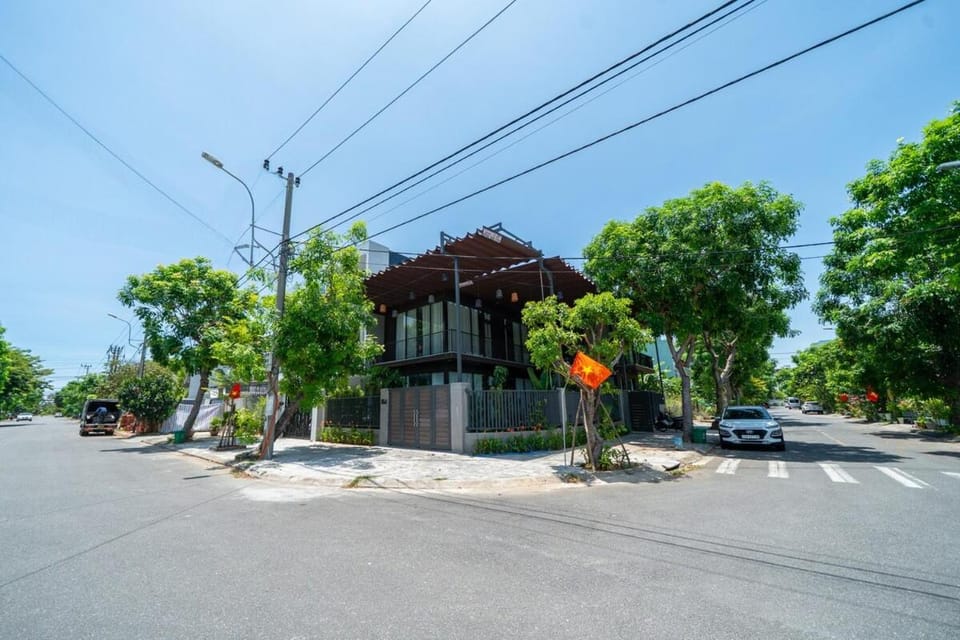 Property building, Day, Neighbourhood, Street view, Location, Parking