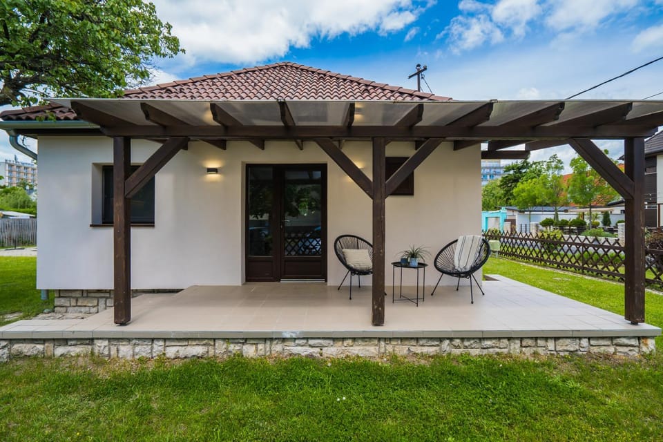 Property building, Facade/entrance, Garden