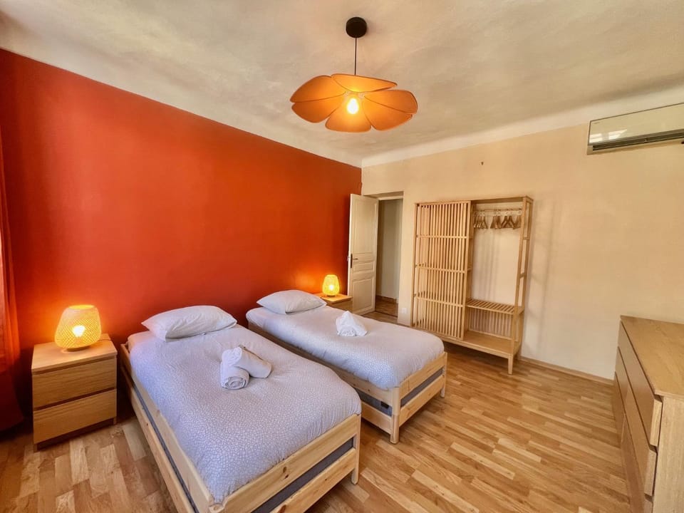 Photo of the whole room, Bedroom