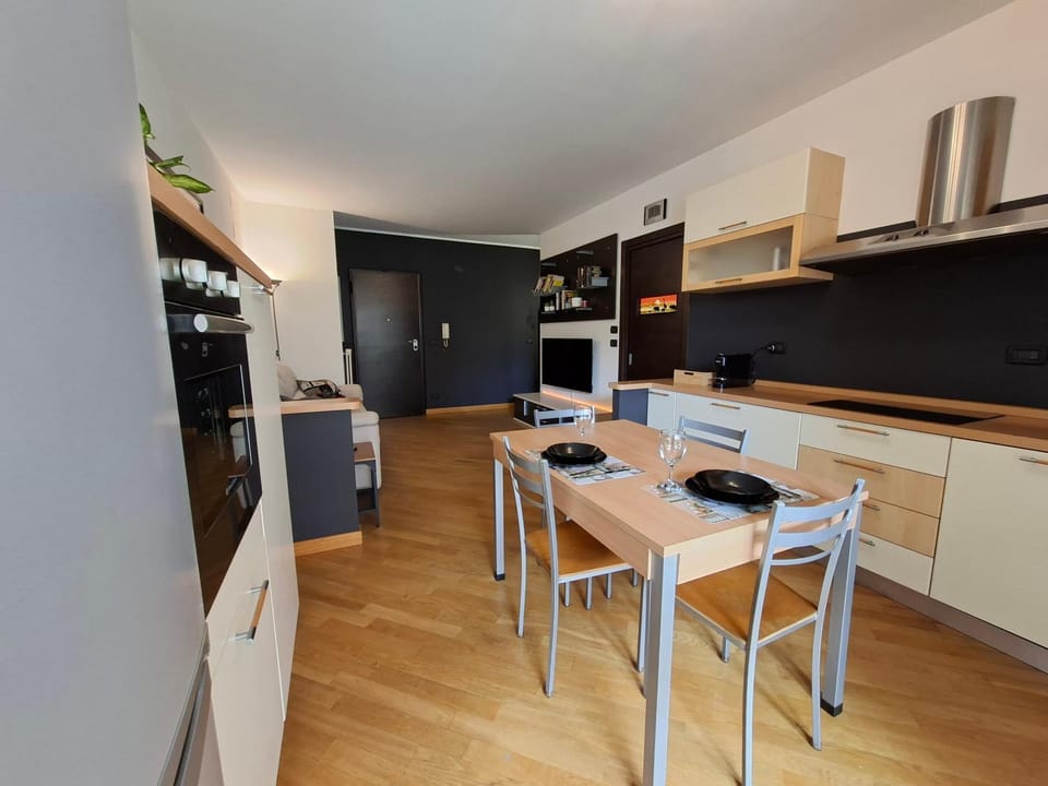 Kitchen or kitchenette, Dining area, oven, stove