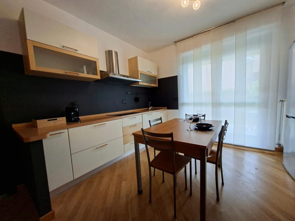 Kitchen or kitchenette, Dining area, stove