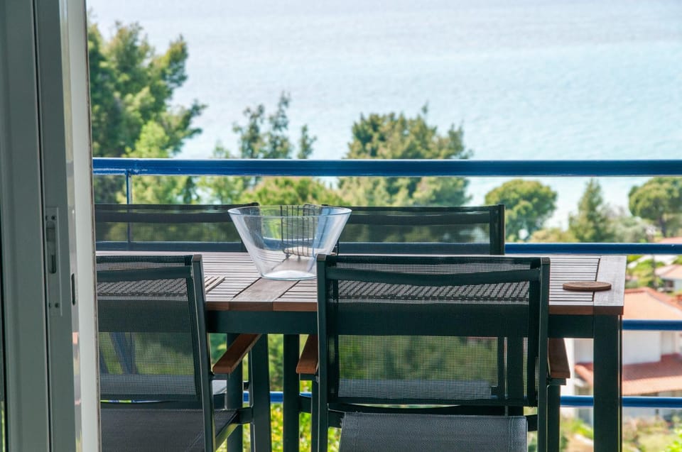 Blue & White Apartment in Halkidiki