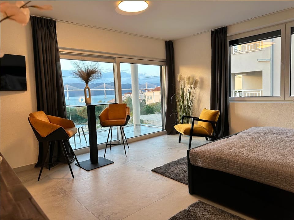 Bed, Natural landscape, TV and multimedia, View (from property/room), Balcony/Terrace, Photo of the whole room, Bedroom, Mountain view, Sea view