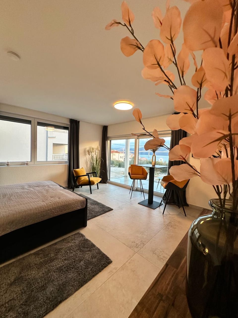 Bed, Photo of the whole room, Seating area, Bedroom