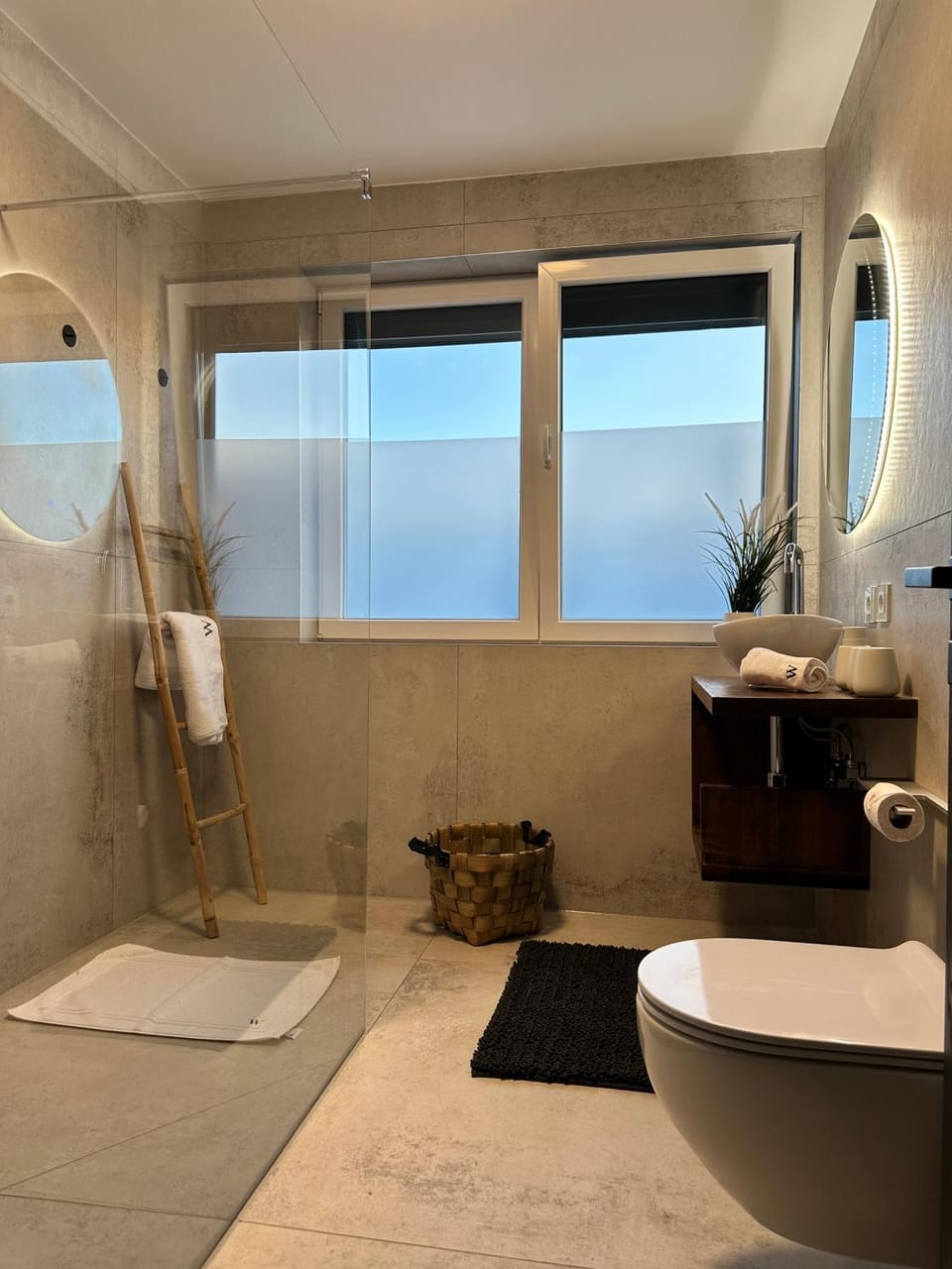 Shower, Toilet, Bathroom, towels