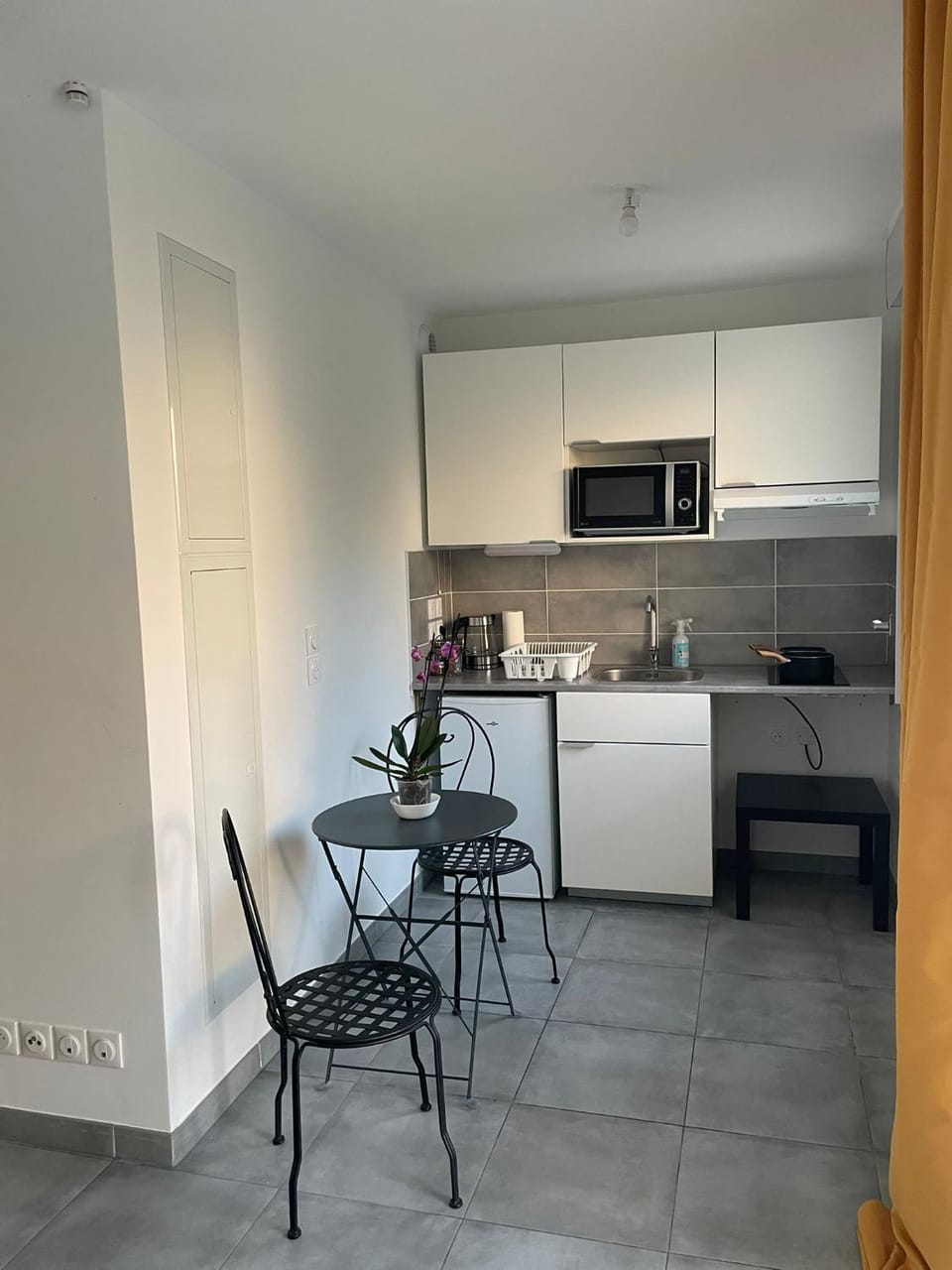 Kitchen or kitchenette, microwave, stove, kitchen