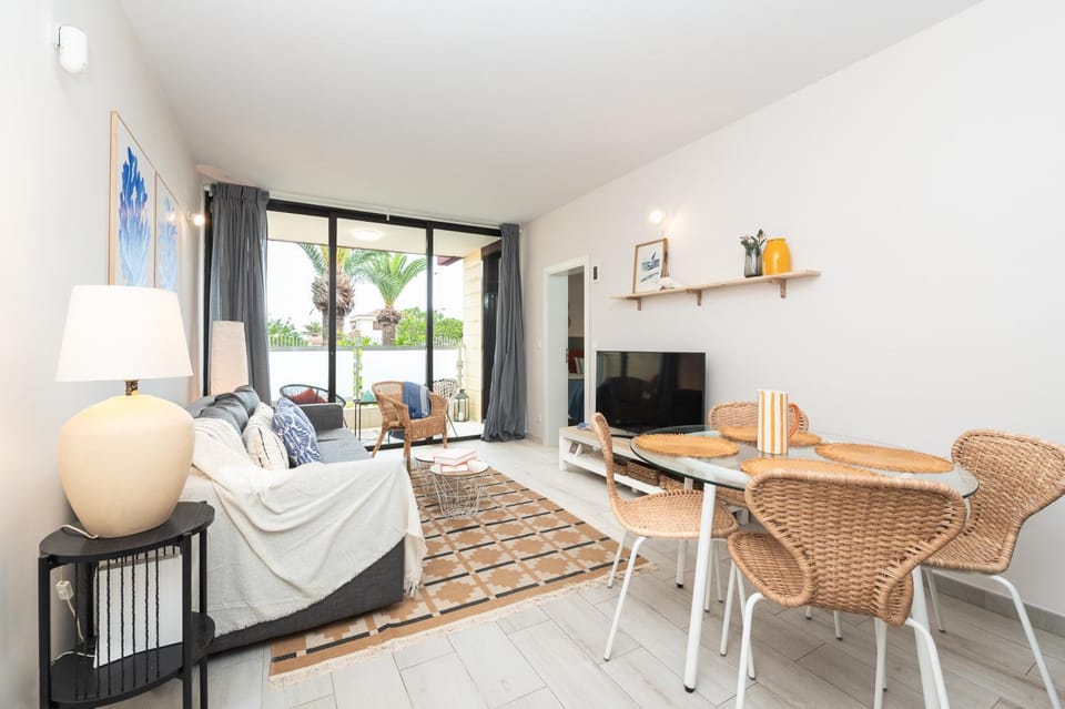 TV and multimedia, Living room, Seating area, Dining area
