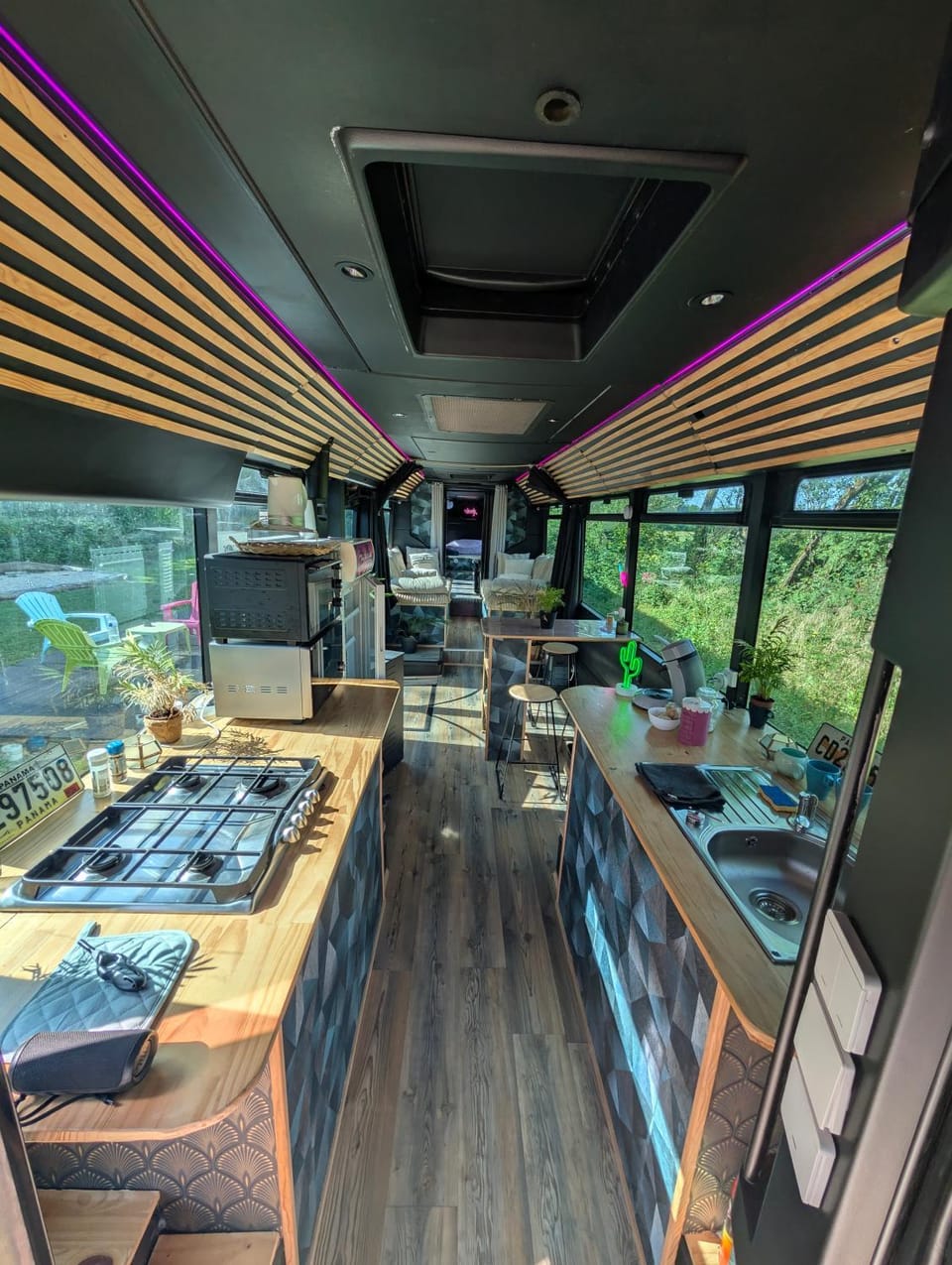 Magnifique bus insolite avec jacuzzi Campground/ 
RV Resort in Jura