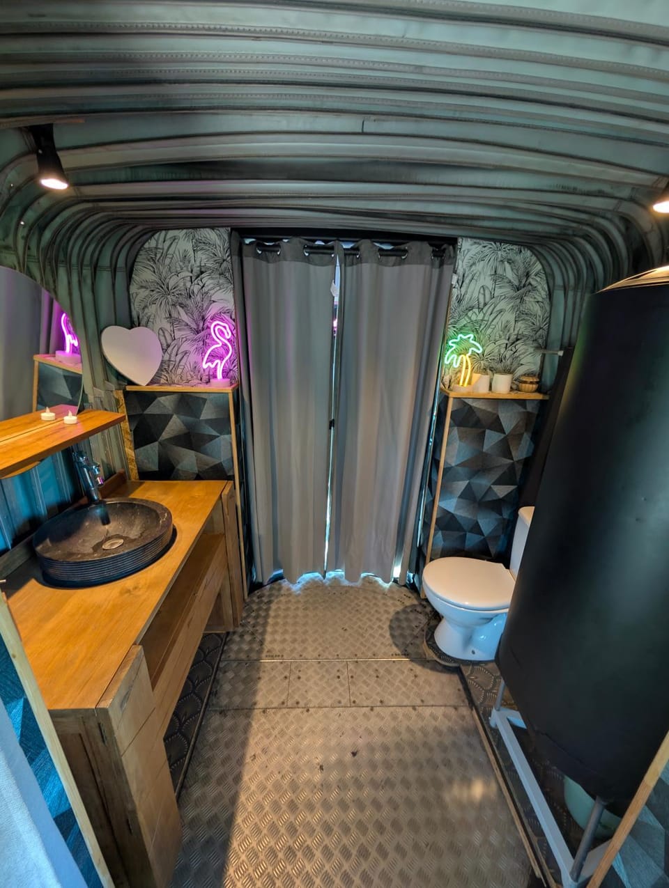 Magnifique bus insolite avec jacuzzi Campground/ 
RV Resort in Jura