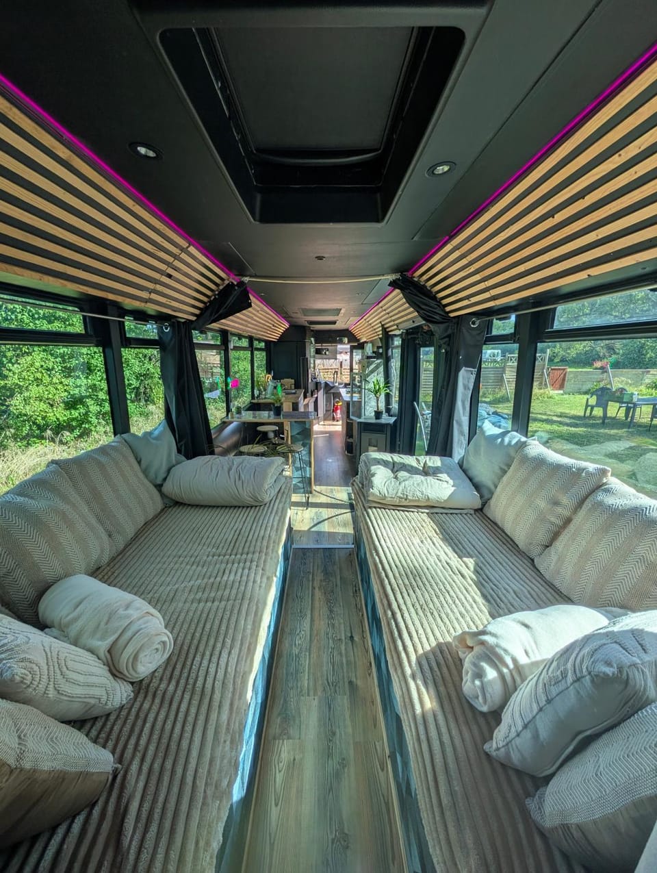 Magnifique bus insolite avec jacuzzi Campground/ 
RV Resort in Jura