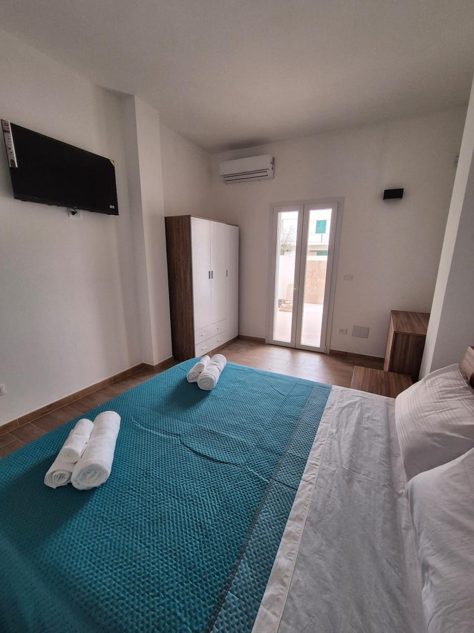 Bed, TV and multimedia, Photo of the whole room, Bedroom, towels, wardrobe, air conditioner