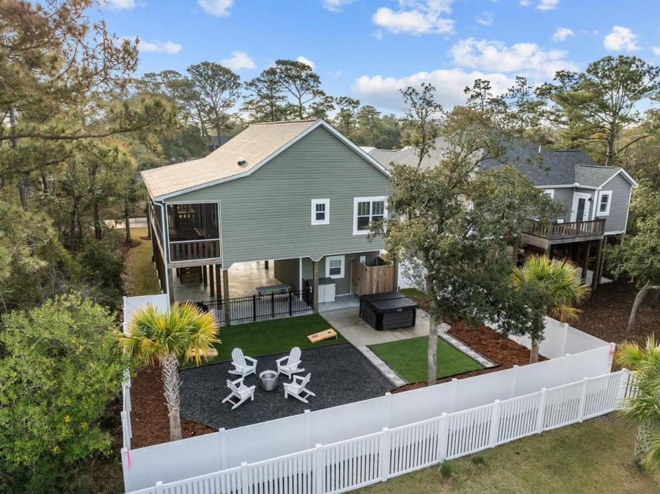 Modern Family Retreat - Hot Tub and Fire Pit House in Oak Island