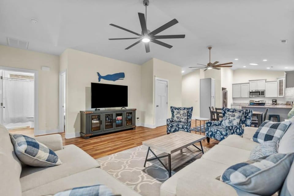Modern Family Retreat - Hot Tub and Fire Pit House in Oak Island