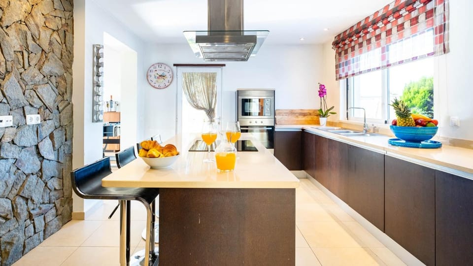 Kitchen or kitchenette, Dining area, minibar, oven